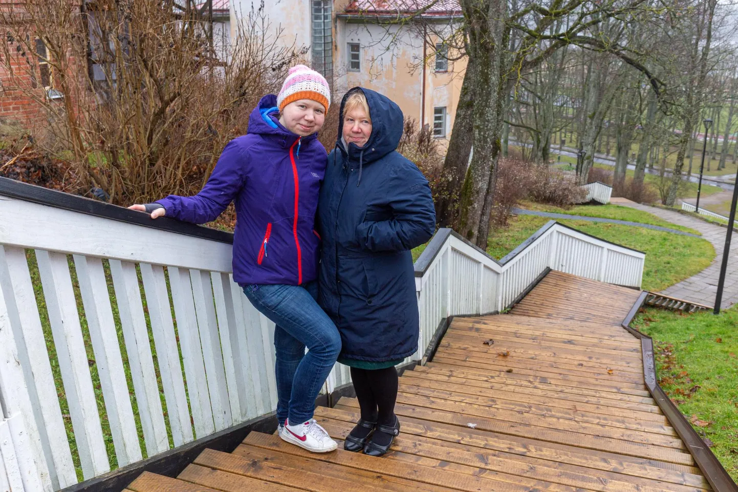 Jane Kuuse (vasakul) ja Luivi Kruusmäe 2017. aastal asutatud osaühing J&L Rehabilitatsiooniteenused on viimasel ajal läbi teinud suuri muutusi, sest kui kontaktkohtumistele piir pandi, tuli hakata inimestega tööd tegema õues.