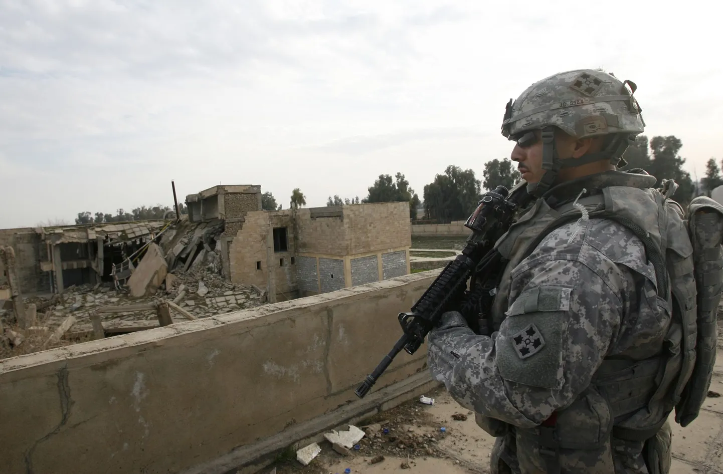 USA sõdur ühel katusel Mosulis lagunenud hoonet vaatamas.