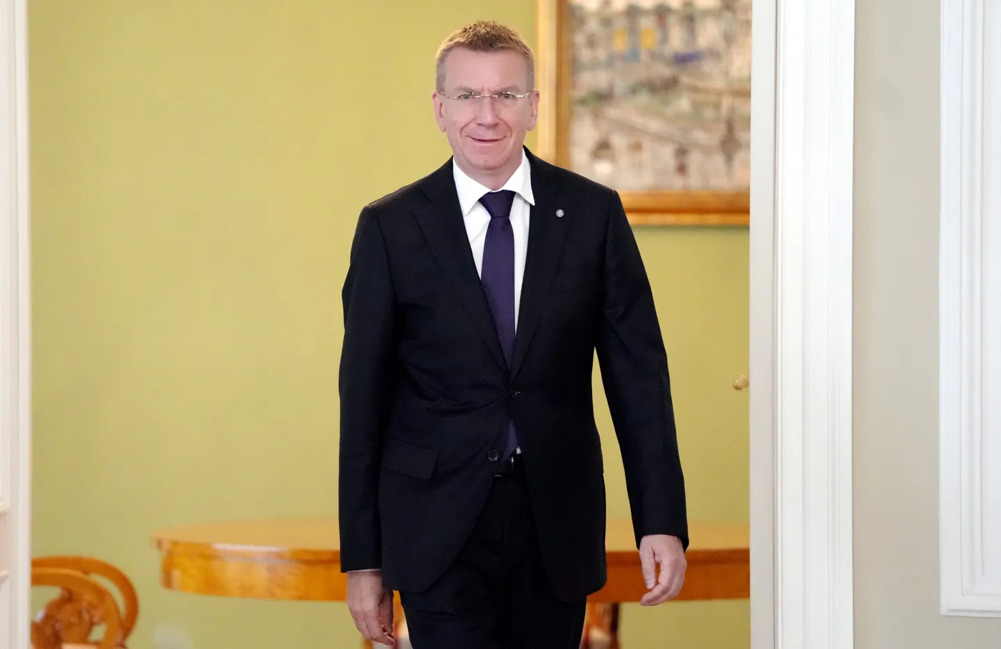 Valsts prezidents Edgars Rinkēvičs ierodas uz tikšanos ar Vācijas aizsardzības ministru Rīgas pilī.
