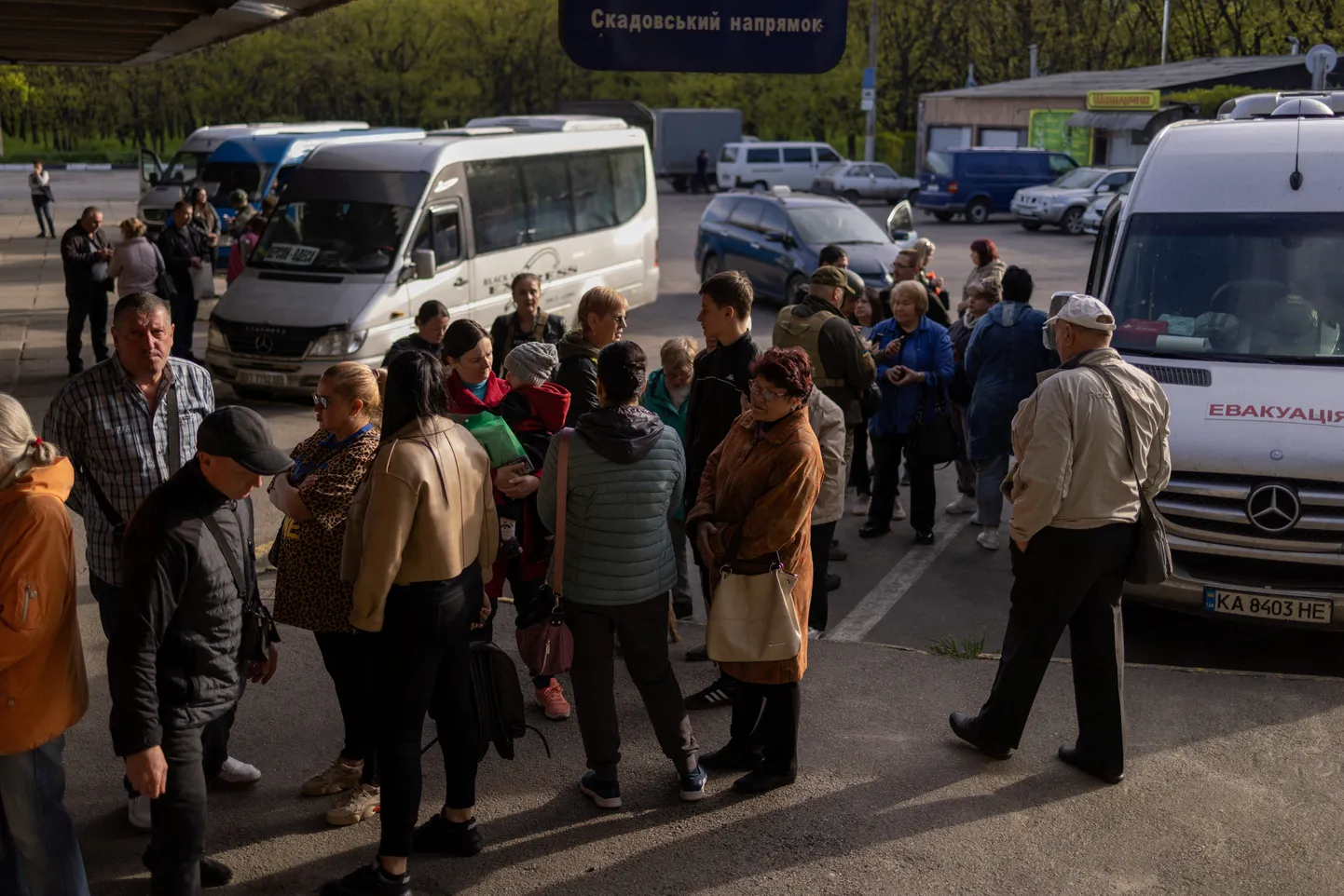 Hersoni äärelinna bussijaama juurde kogunenud inimesed ootavad täna evakueerimist