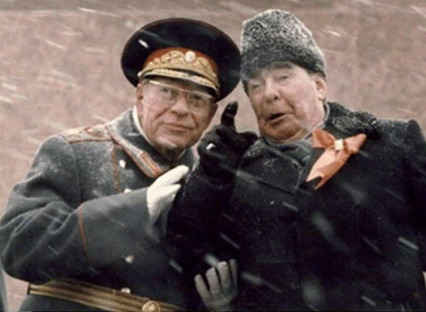 Teadaolevalt viimane foto elusast Nõukogude Liidu juhist Leonid Brežnevist. Mõni hetk pärast seda fotot, mis pärineb 7. novembrist 1982, hakkas Brežnevil halb ja kolm päeva hiljem teatas diktor Igor Kirillov tema surmast. Brežnevi surm avas tee Nõukogude Liidu kiiremale kollapsile ja on seeläbi märgiline ajaloosündmus.