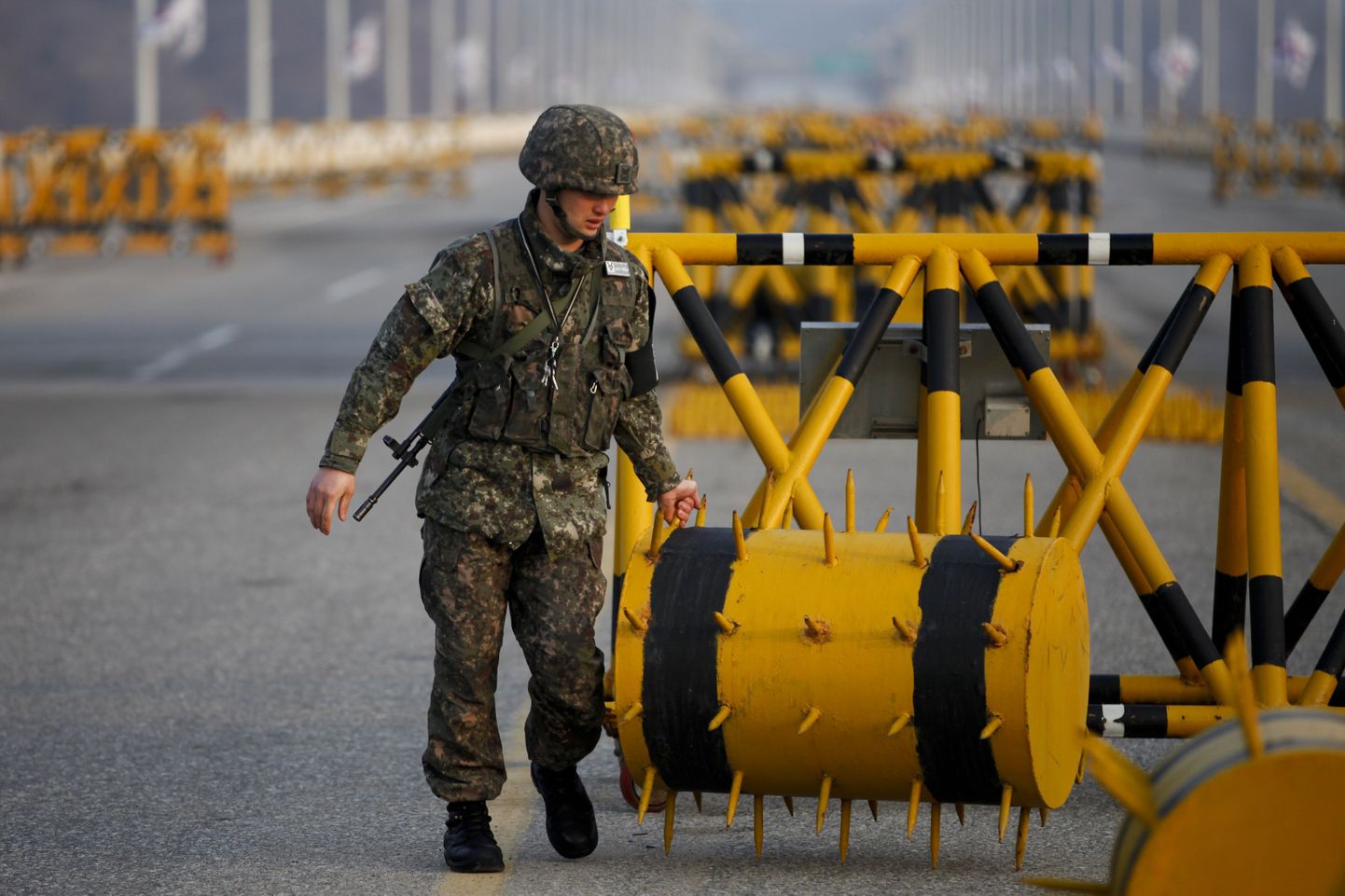 Lõuna-Korea sõdur sätib täna, 8. aprillil barrikaadi kahe Korea vahelise Suure Ühendamise silla kontrollpunkti ette.