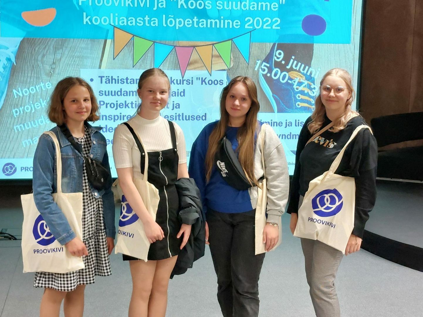 Pildil 6.a klassi võistkond: Marit Võhma (vasakult), Kadi Lehtlaan, Aveli Kiisk, Kaarin Veelaid.