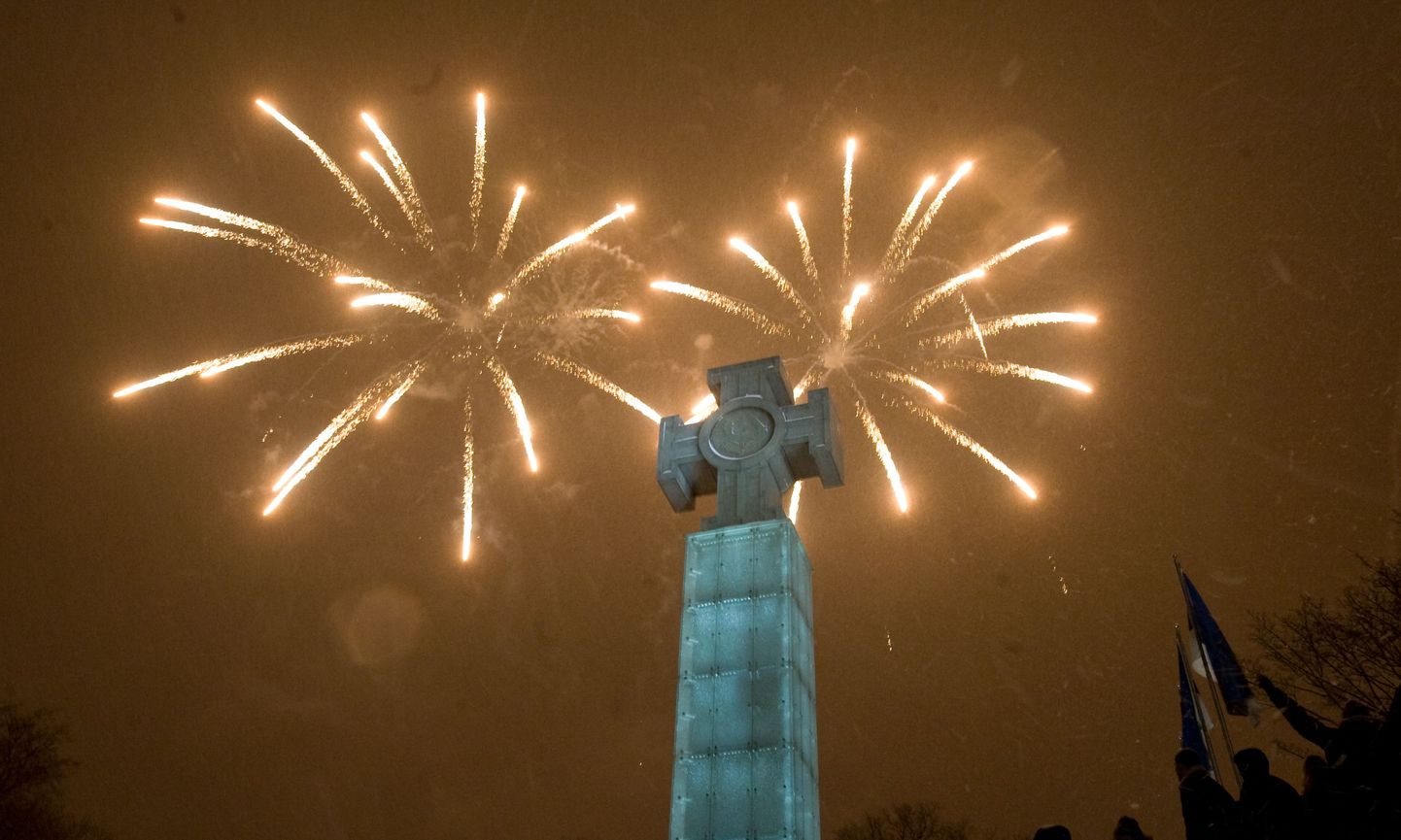 Монумент Свободы в новогоднюю ночь.