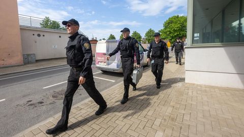 ÕPPUS ⟩ Eesti Panga soomusauto tõi vilkurite saatel Viljandisse kriisiraha
