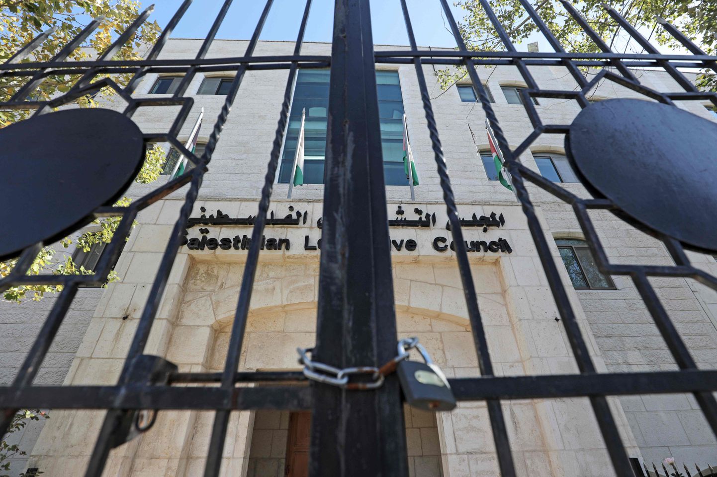 Trellitatud värava taga asuvat Palestiina parlamendi peasissepääsu valvab relvastatud korrakaitsja,mis siis et saadikud ei ole juba aastaid istungeid pidanud.