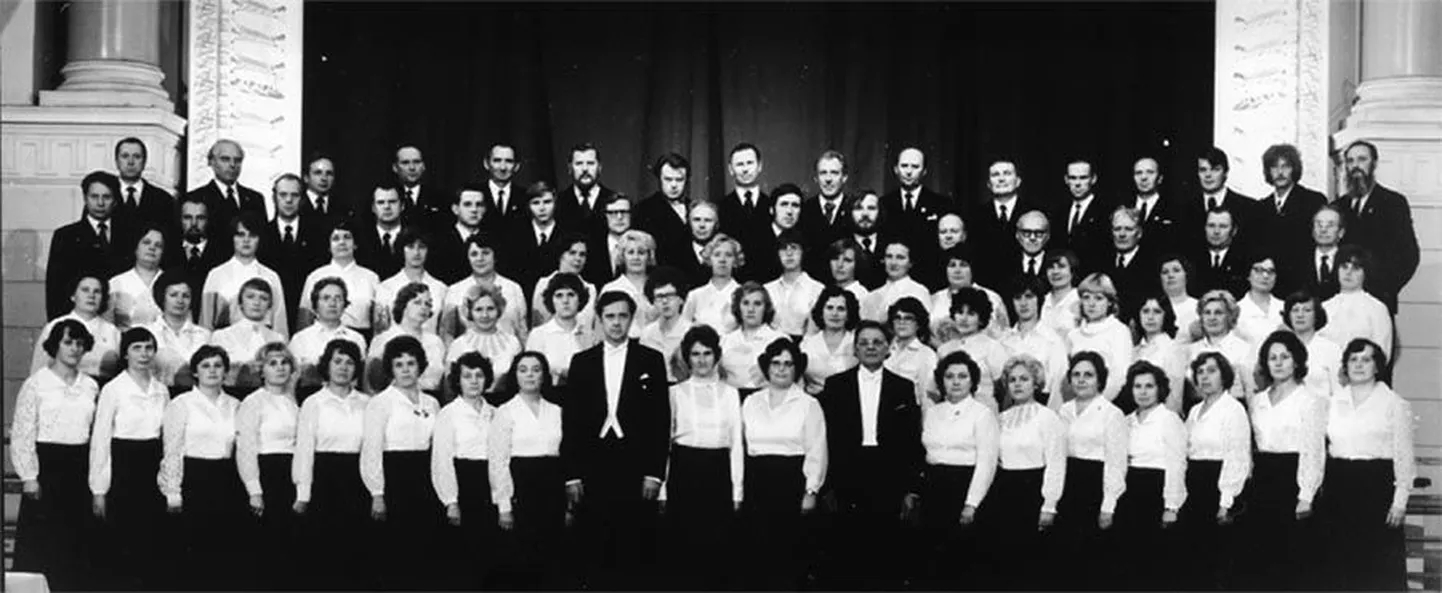 Koidu koor 1978. aastal Viljandi kultuurimajas. Keskel on dirigendid Paul Krigul ja Jaak Moks ning äsja koori ees dirigendieksami sooritanud Elve Soovere ja Maie Lillepuu.