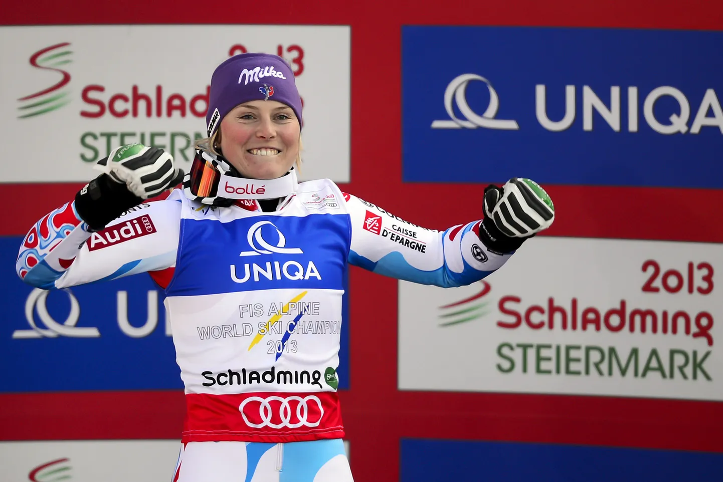 Tessa Worley MM-tiitlit tähistamas.