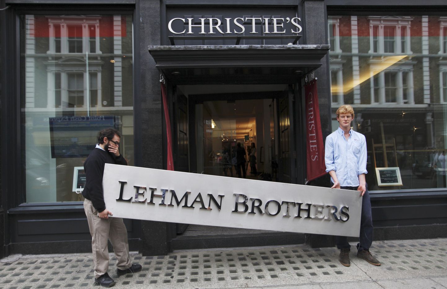 Lehman Brothers silt oksjonimaja Christie's ees.