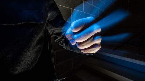 Sissemurdja varastas kuldketi ja ründas korteris viibinud külalist