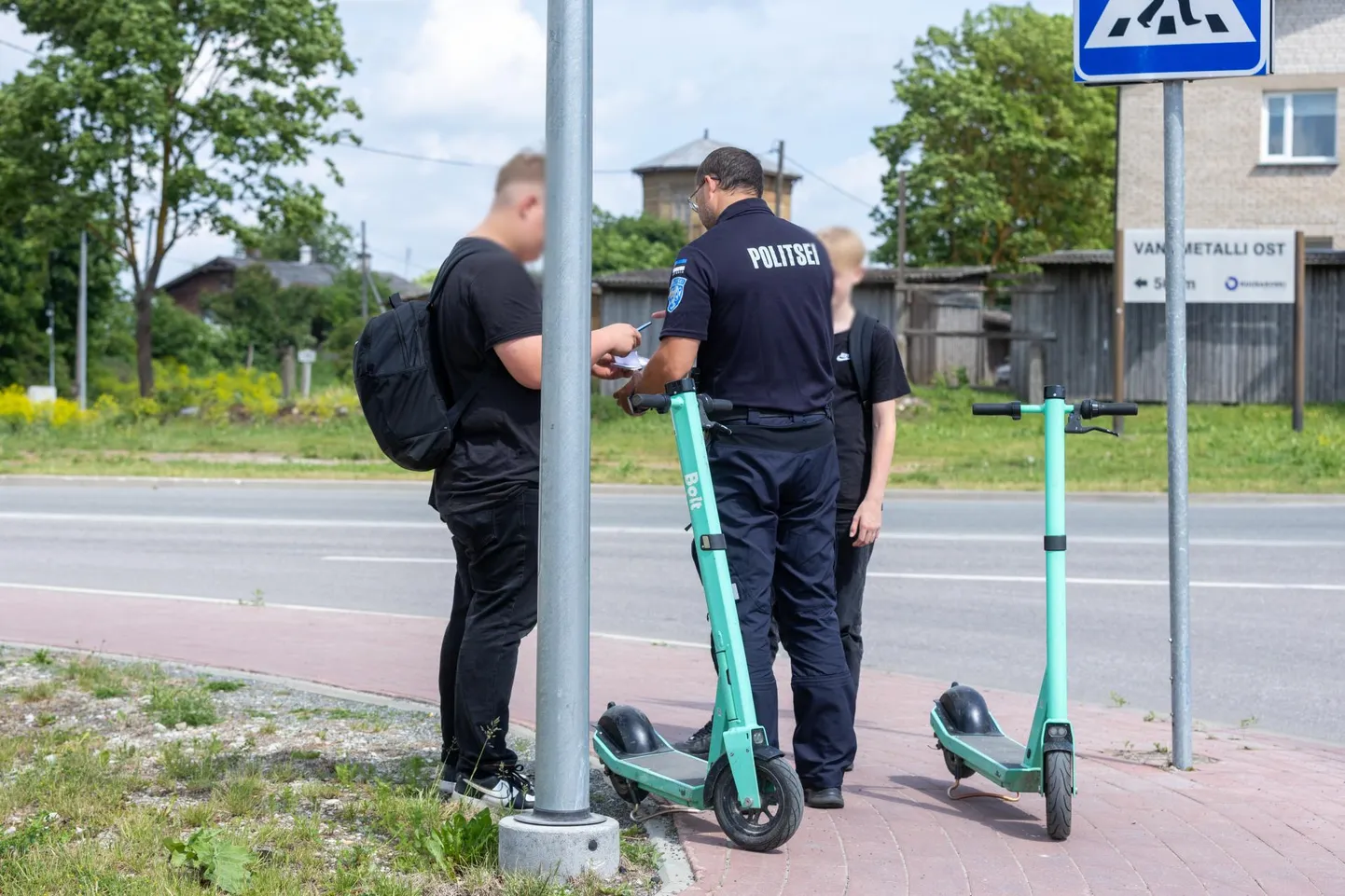 Need 13-aastased poisid pidid oma teekonna üüritud tõukeratastel pooleli jätma, sest mõlemal puudus peast kiiver ja nad eirasid ka Bolti seatud vanusepiirangut.