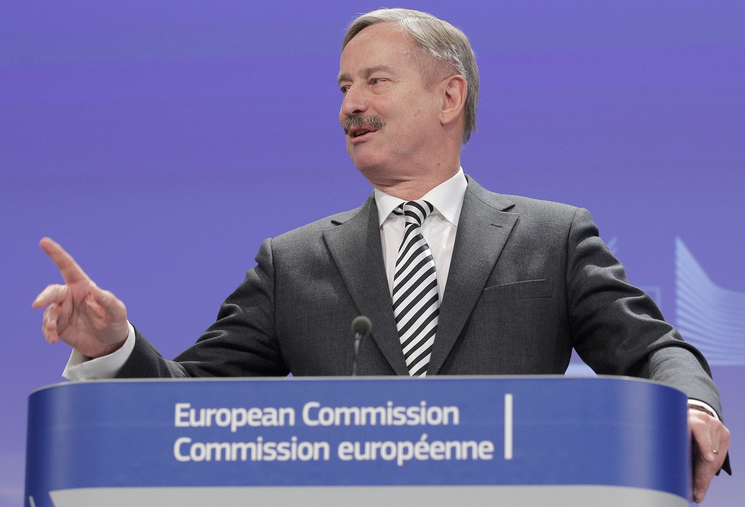 Euroopa Komisjoni tollane transpordivolinik Siim Kallas 2013. aasta detsembris Brüsselis pressibriifingul.