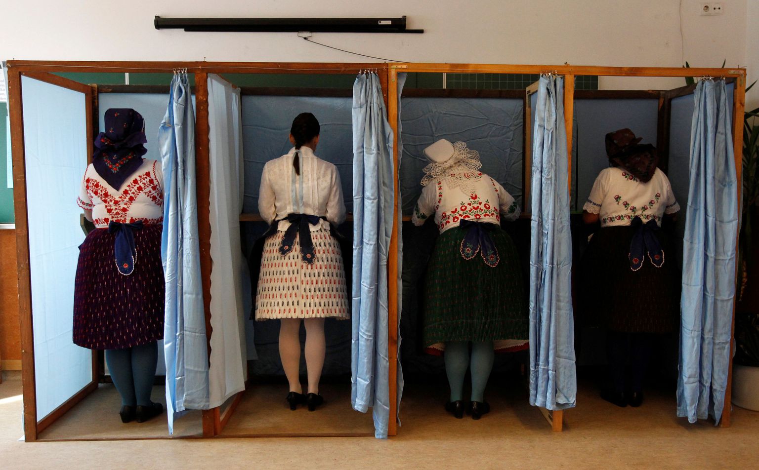 Rahvarõivastes ungarlannad Veresegyházis hääletamas.