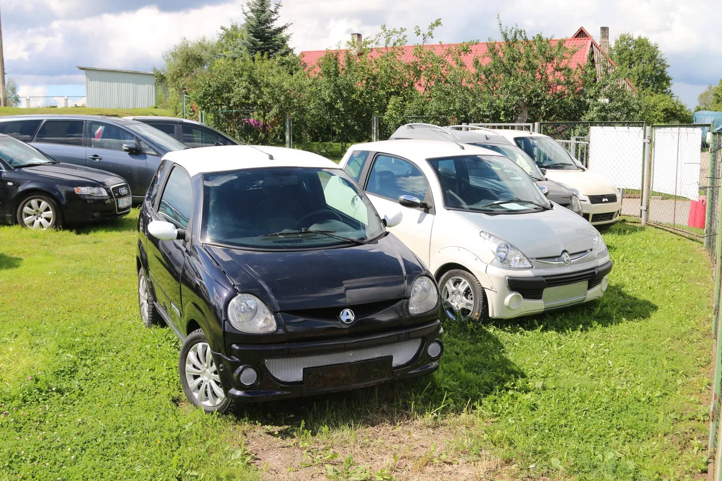 Mopeedautod Valga autode müügiplatsil Viljandi tänaval.