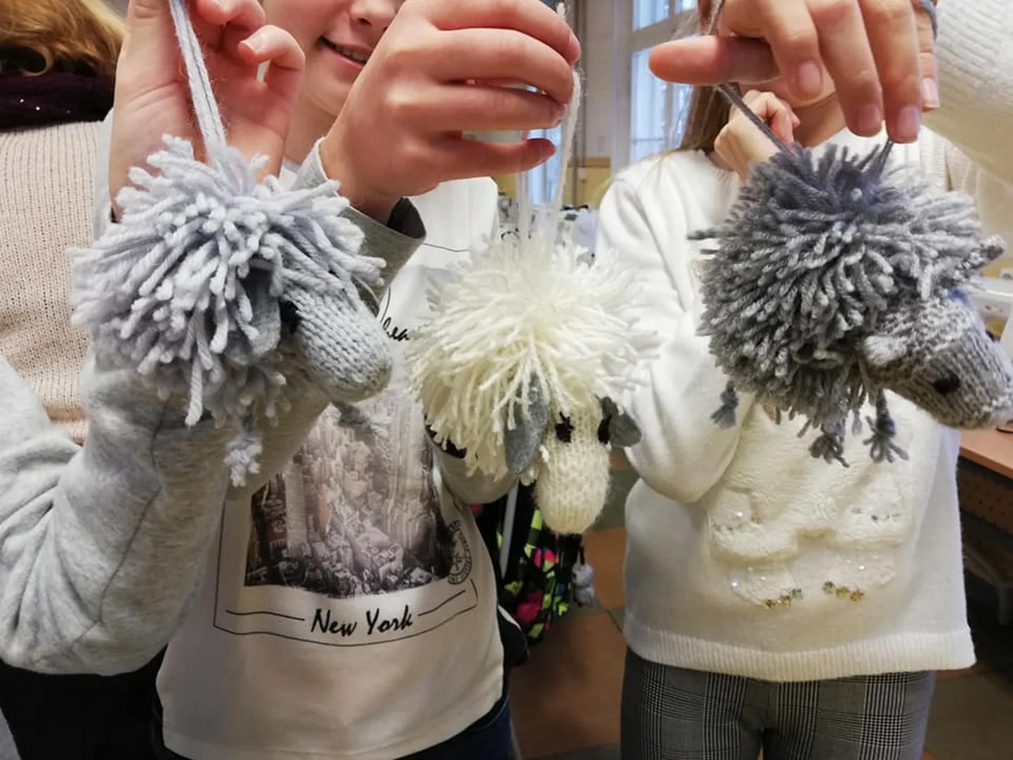 Käsitöötunnis vajalikke praktilisi oskusi edastada oli distantsõppe ajal äärmiselt keeruline. Fotol käsitöötunnis valminud segatehnikas loomakesed.