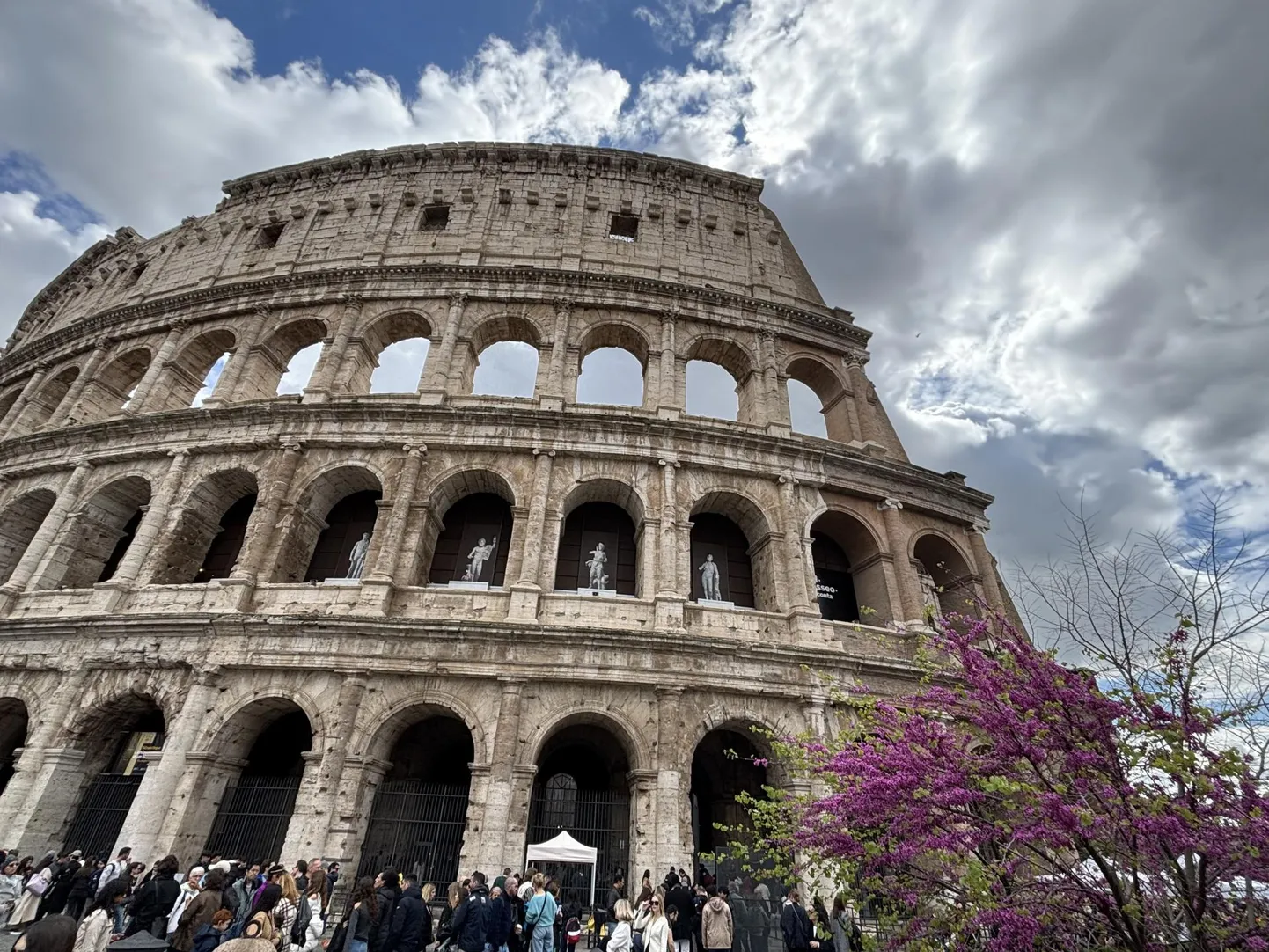 Colosseum on üks Rooma kuulsamaid ja muljet avaldavamaid vaatamisväärsusi. Ehitati see 70.–80. aastal ja on maailma suurim amfiteater – mahutas kunagi ligikaudu 50 000 pealtvaatajat.