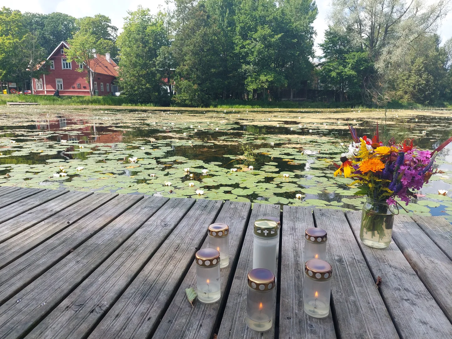 Kolmapäeva lõuna paiku olid Palamuse paisjärve kaldal purdel küünlad ja lillekimp.