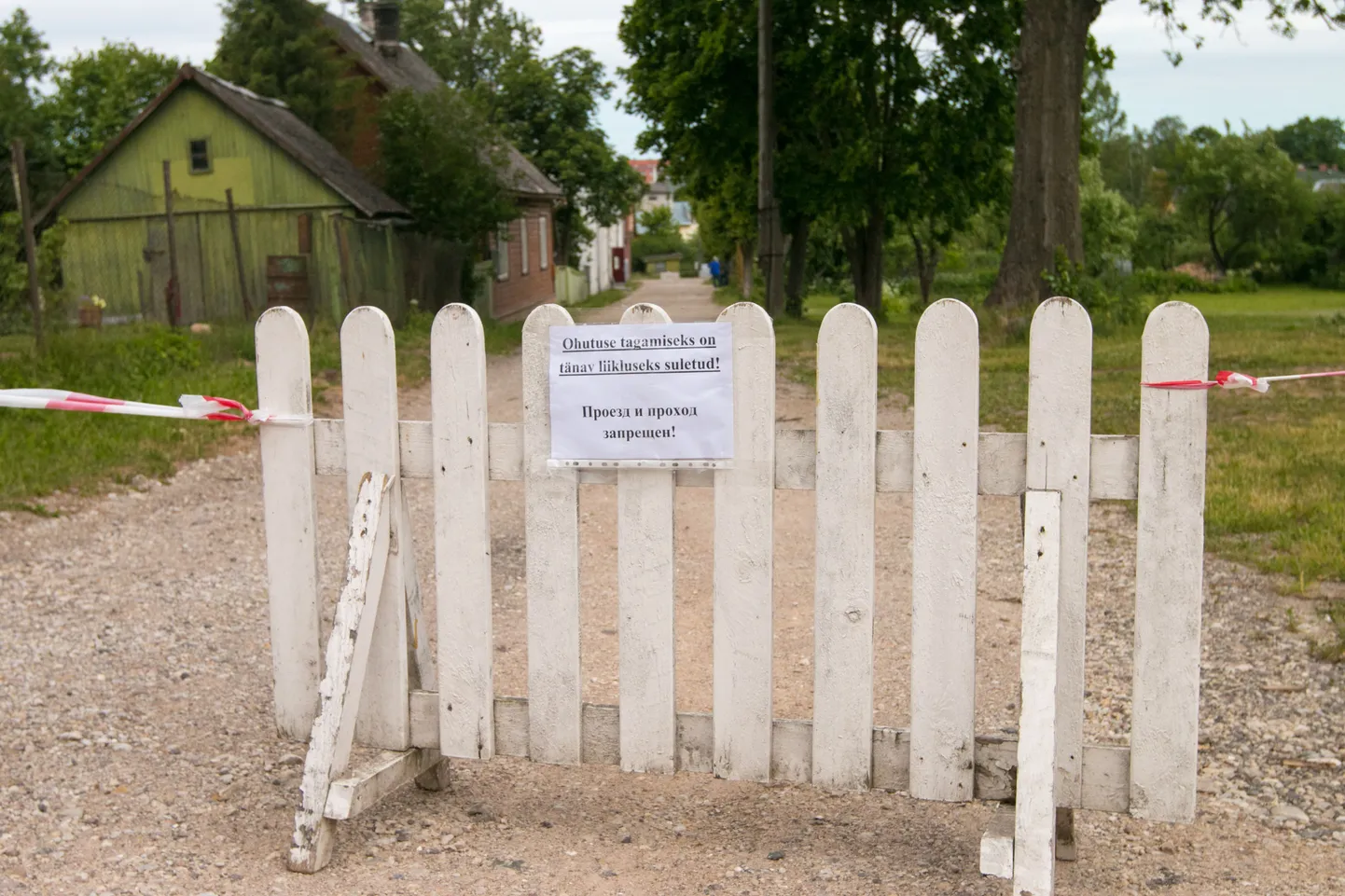 Möödunud nädalal sulges Valga linnavalitsus sotsiaalmajaga külgneva Kalda tänava, sest katuselt pudeneda võivad eterniitplaadid olid liiklejatele ohtlikud.