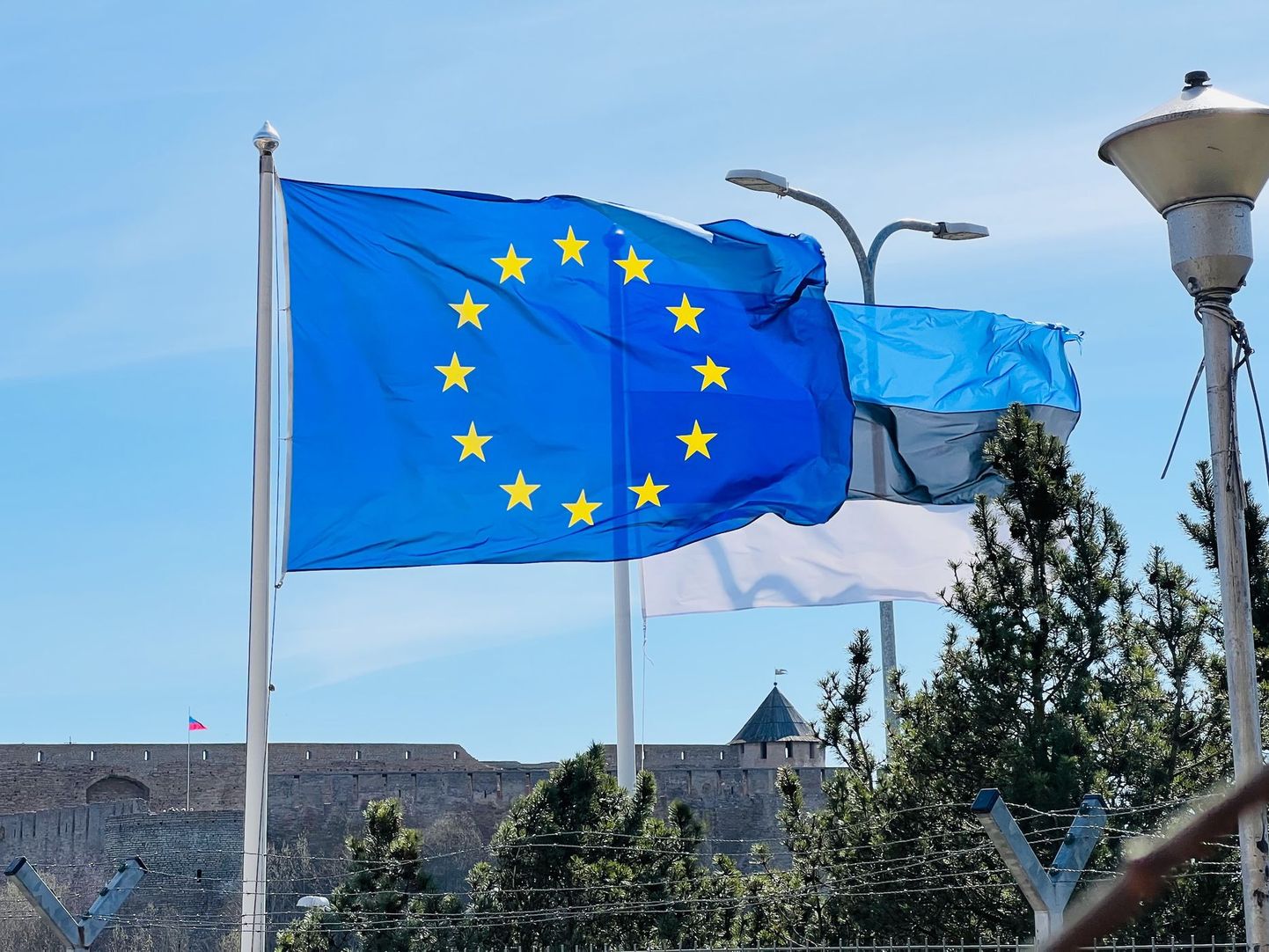 Флаги Европейского союза и Эстонии на границе c Россией в Нарве.