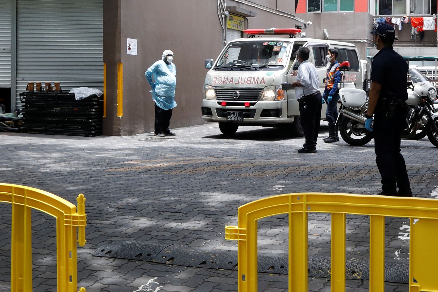 Singapuri julgeoleku- ja politseiametinikud valvamas karantiini pandud Westlite'i ühiselamut, kus majutatakse võõrtöölisis.