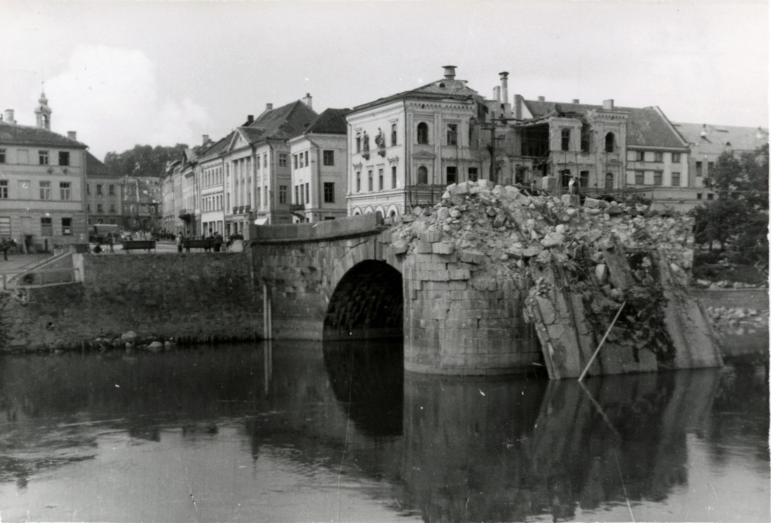 Purustatud Kivisild ja pangahoone Tartus 1941. aastal