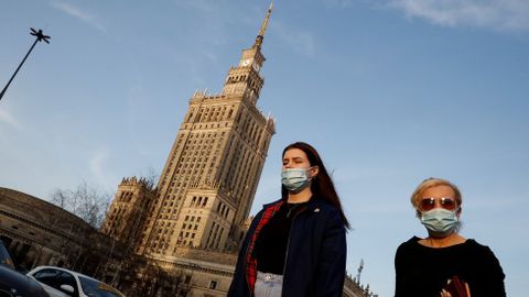 Коронавирус: Москва смягчает ограничения, в Польше говорят о третьей волне
