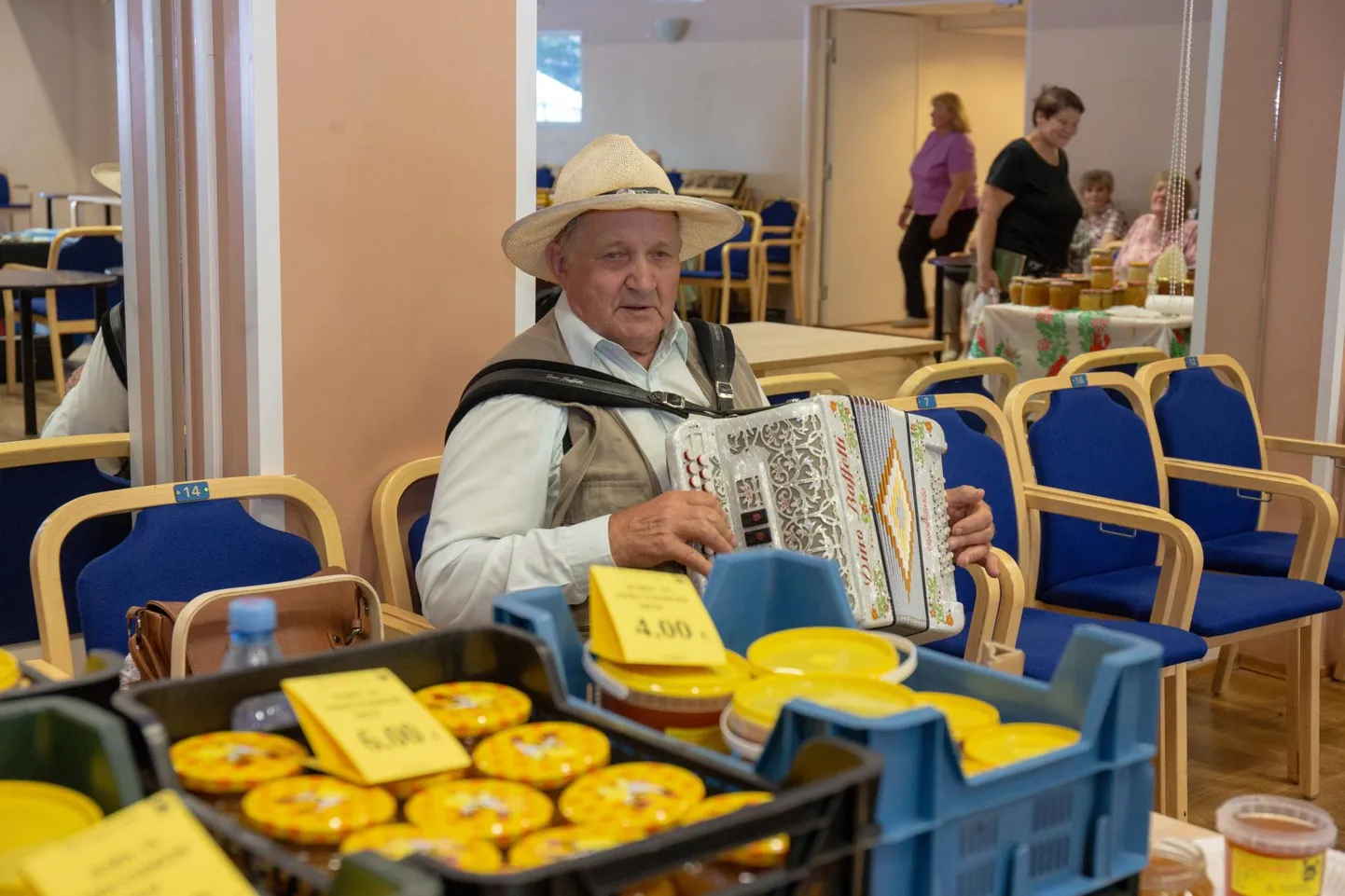 Pärnu kandi teeneka mesiniku August Rapi hinnangul petetakse praegu kliente sageli, näiteks kanarbikumee pähe müüakse tatramett, sisse tuuakse mitu korda segatud meelaadset toodet, mesilastele antakse suhkrut, kontroll on ebapiisav.