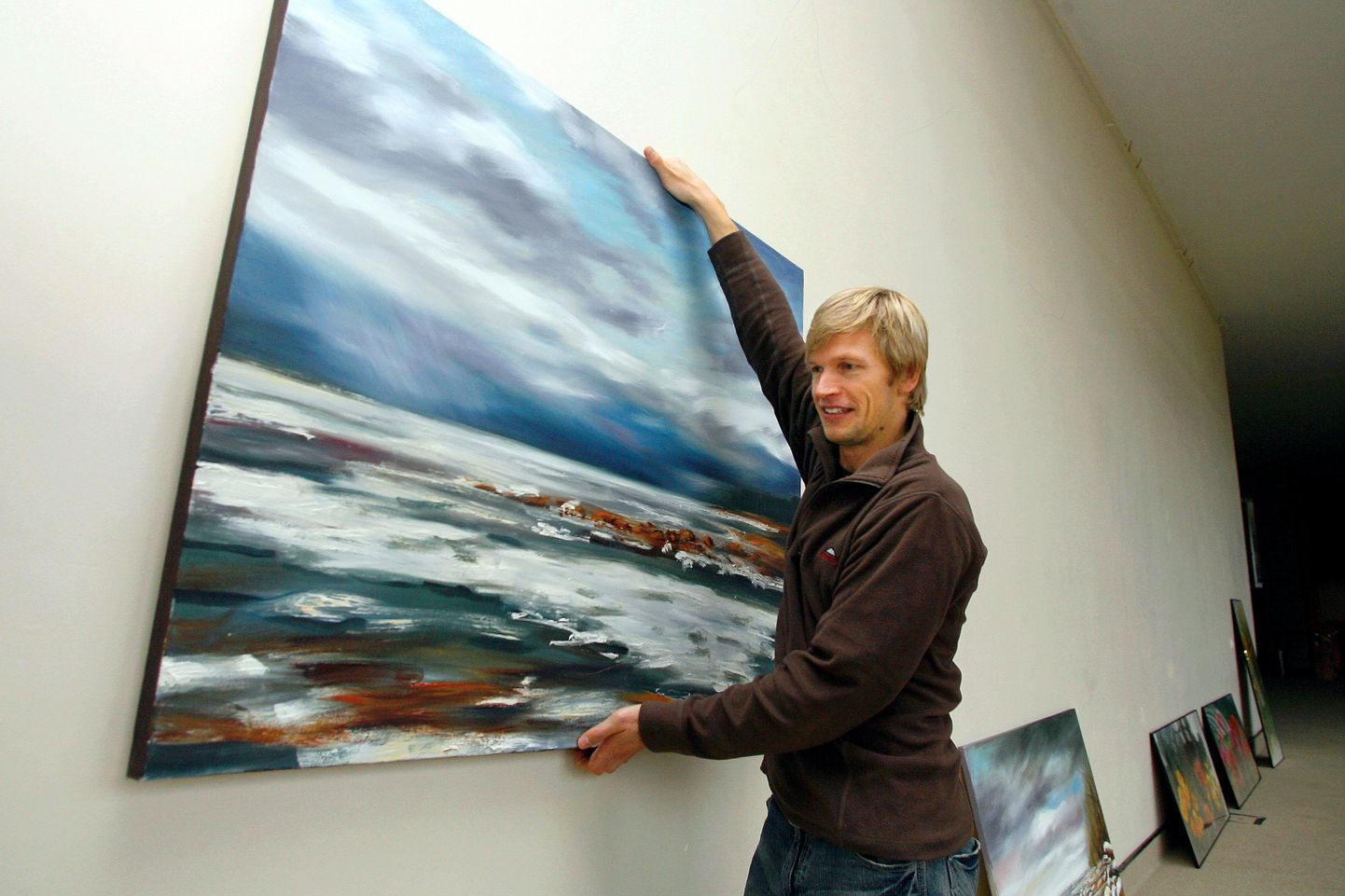 Ugala kunstnik Jaanus Laagriküll sätib üles Viljandi kunstnike sügisnäituse töid.