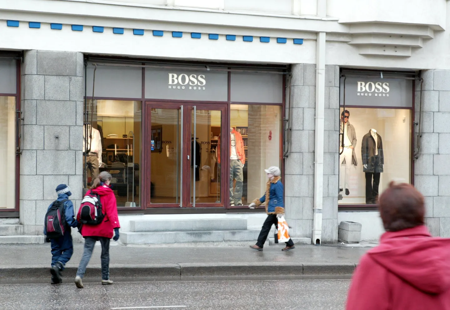 Hugo Bossi pood Pärnu maanteel.