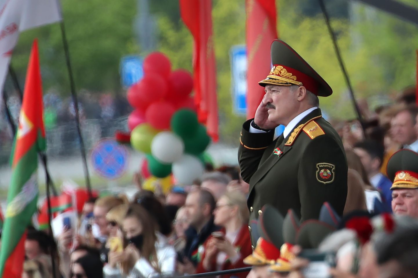 Valgevene president Aleksandr Lukašenko koroona kiuste korraldatud võidupühaparaadil.
