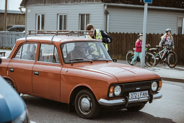 Täna ennelõunal Pärnus Siimu silla juures politseireidil, kus peatati kõik mööduvad autod, tabati üks joobes sohver.