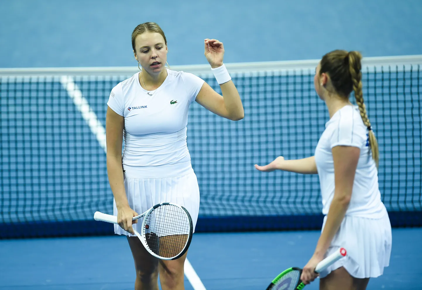 Anett Kontaveit (vasakul) ja Maileen Nuudi Fed Cupi avamatšis Bulgaaria vastu.
