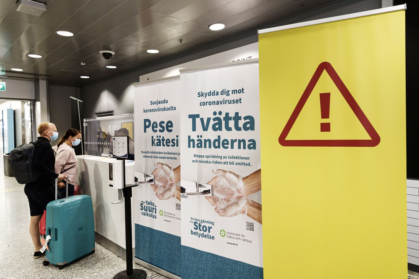 Reisijad koroonainfoleti ääres Helsingi Vantaa lennujaamas 3. augustil 2020. Augusti alguses avati lennujaamas ka koroonaviiruse testimispunkt, kus võetakse koroonaproov reisijatelt, kellel on koroonaviirusele viitavad sümptomid või nakatumiskahtlus. Peatselt peaks lennujaamas tööd alustama koroonakoerad, kes testivad nuusutamise teel neid, kes koertele vabatahtlikult lähenevad.