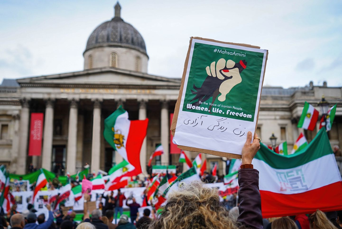 Sajad meeleavaldajad kogunesid oktoobris Londonis Trafalgari väljakule, et avaldada toetust Iraani naistele.