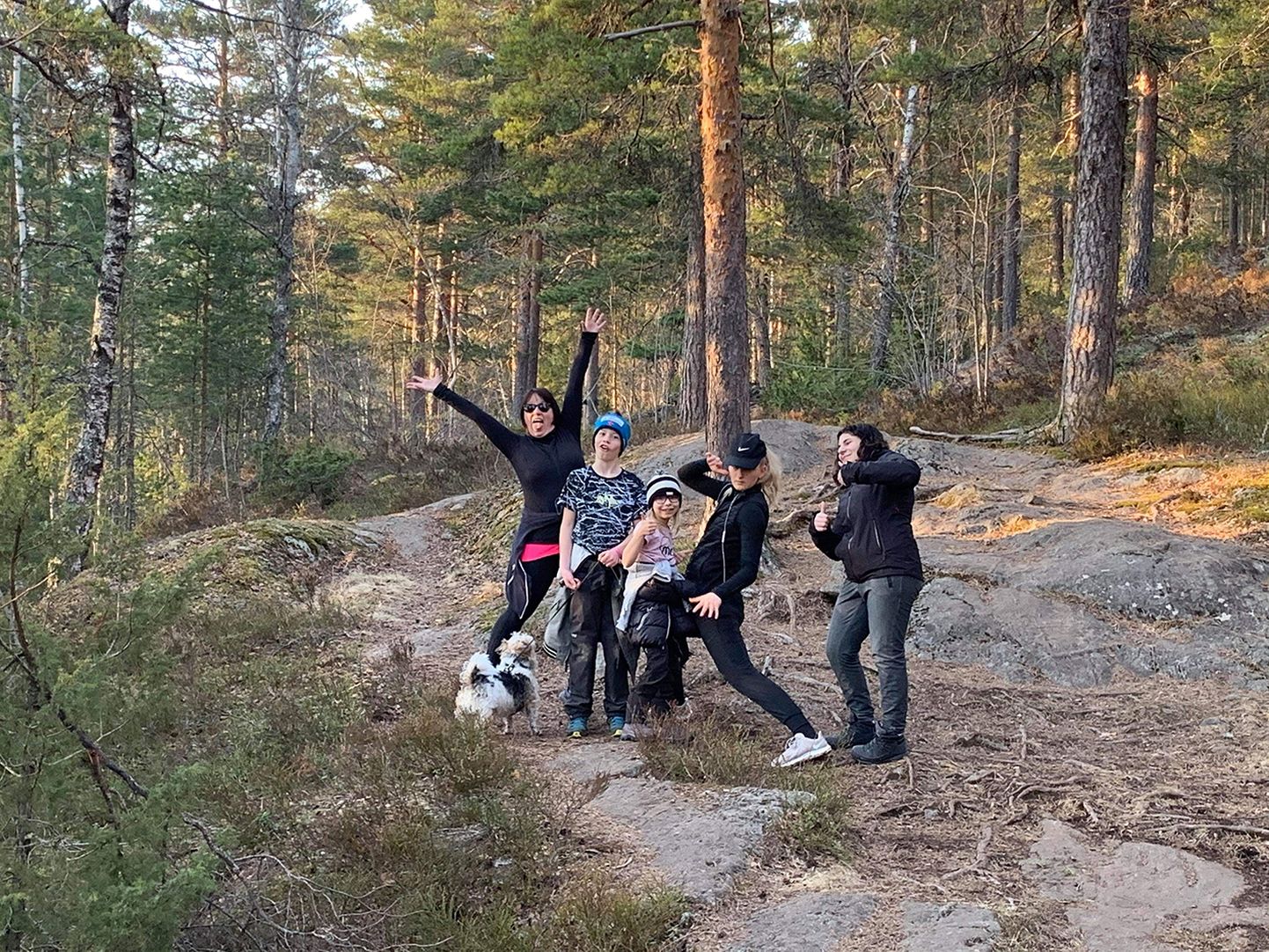 Nagu eestlased, veedavad ka norrakad praegu palju aega looduses. Kai-Melli (kõigil piltidel blondi hobusesabaga) pere käib koos mägedes matkamas.