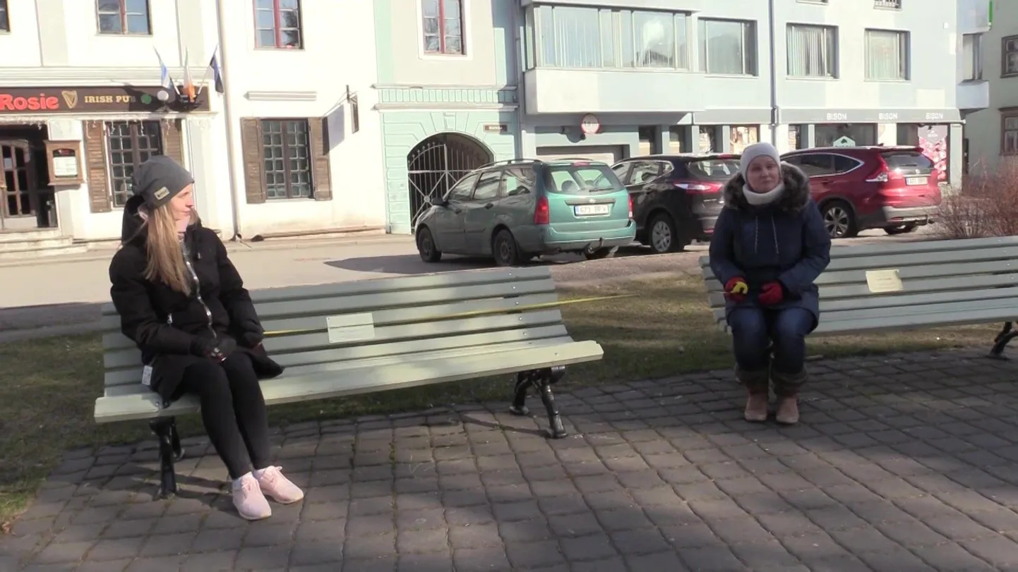 Kahe meetri nõuet järgides ei mahu kaks võõrast inimest samale pargipingile kõrvuti istuma.
