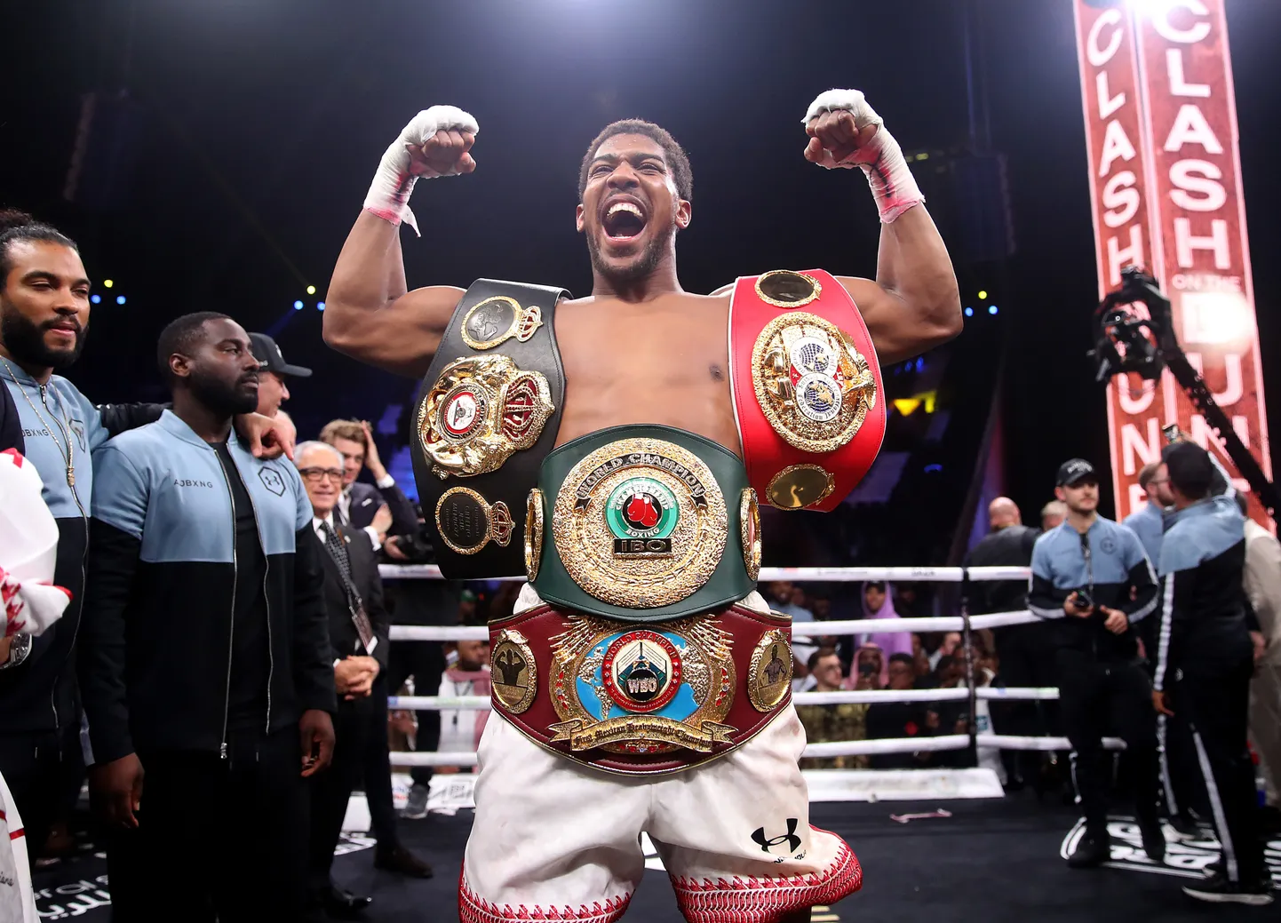 Anthony Joshua meistrivöödega.