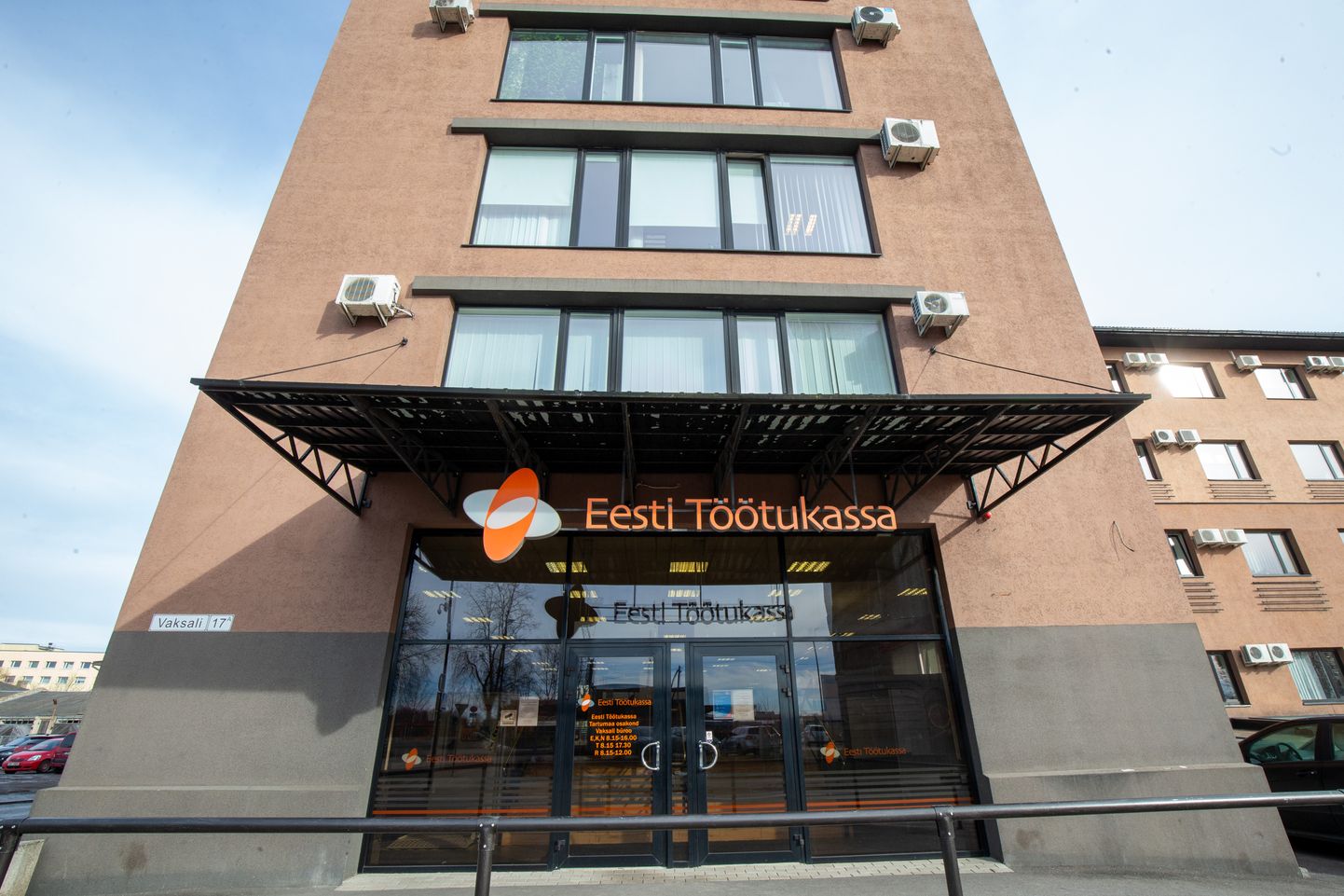 Töötukassa Tartu üks büroodest asus Vaksali 17a aadressil 2011. aastast, kuid paari nädala pärast sulgeb see kontor uksed.