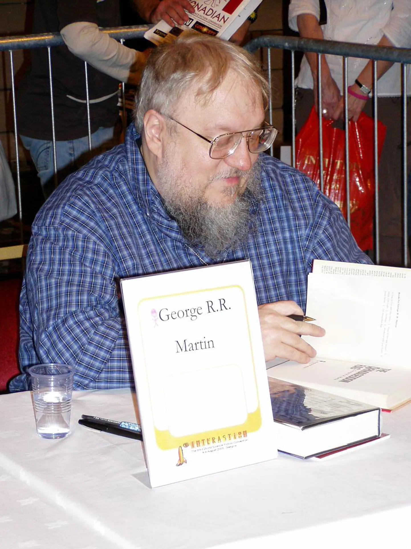 Maailmakuulus ulmekirjanik George R. R. Martin autogramme jagamas.