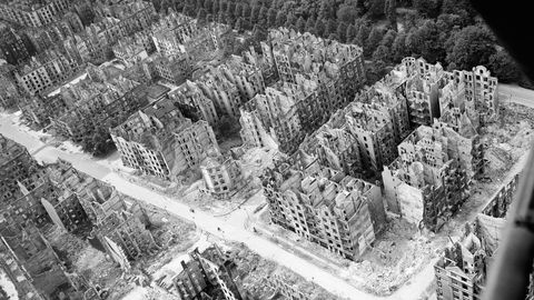 Sagraut nacistu morāli, iznīcinot vienkāršos ļaudis. Sabiedroto uzbrukums Hamburgai