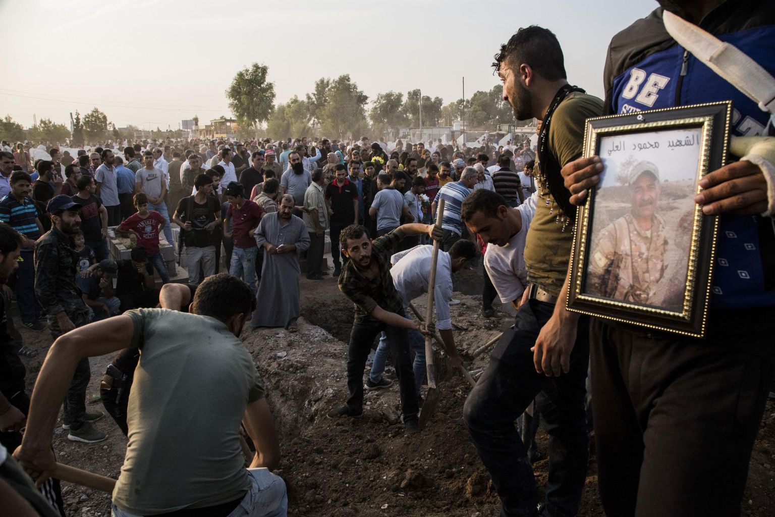 Qamishli linna elanikud matavad Türgi pealetungis hukkunud Süüria Demokraatlike Jõudude võitlejaid.