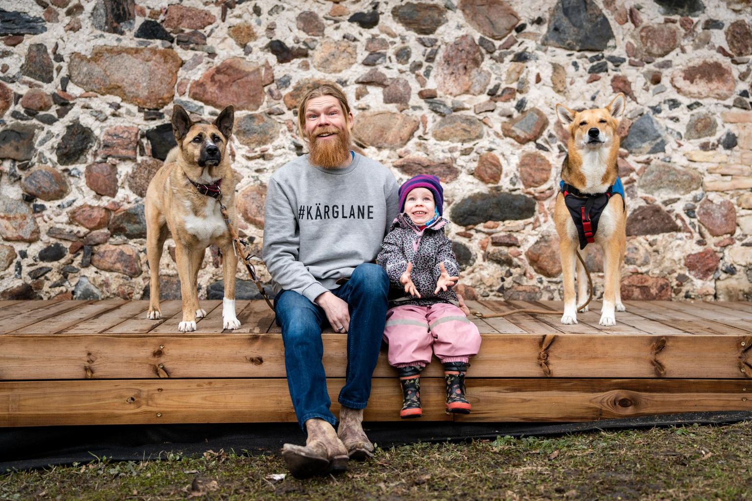 Aavo Kuldsaare arvates õpivad nii koerad kui lapsed kogu aeg, ka siis, kui neid otseselt ei õpetata. Pildil (vasakult) Kulla, Aavo, Luna ja Simona. 