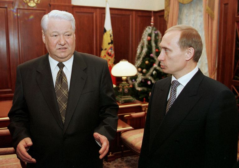 Борис Ельцин жестикулирует во время разговора с премьер-министром Владимиром Путиным во время их встречи в Кремле в последний день работы президентом 31 декабря 1999 года. В новогоднюю ночь Ельцин объявил о своей отставке и о том, что исполняющим обязанности президента становится Путин.