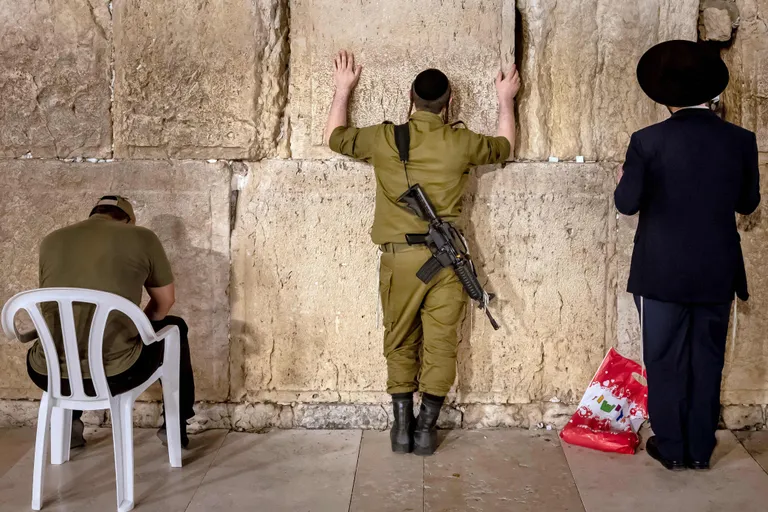 Israeli sõdur palvetab Jeruusalemmas Läänemüüri juures 6. novembril 2023.