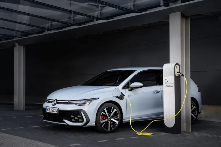Uus pistikhübriid Volkswagen Golf sõidab vaid elektriga kuni 100 km, kokku aga kuni 1000 km.