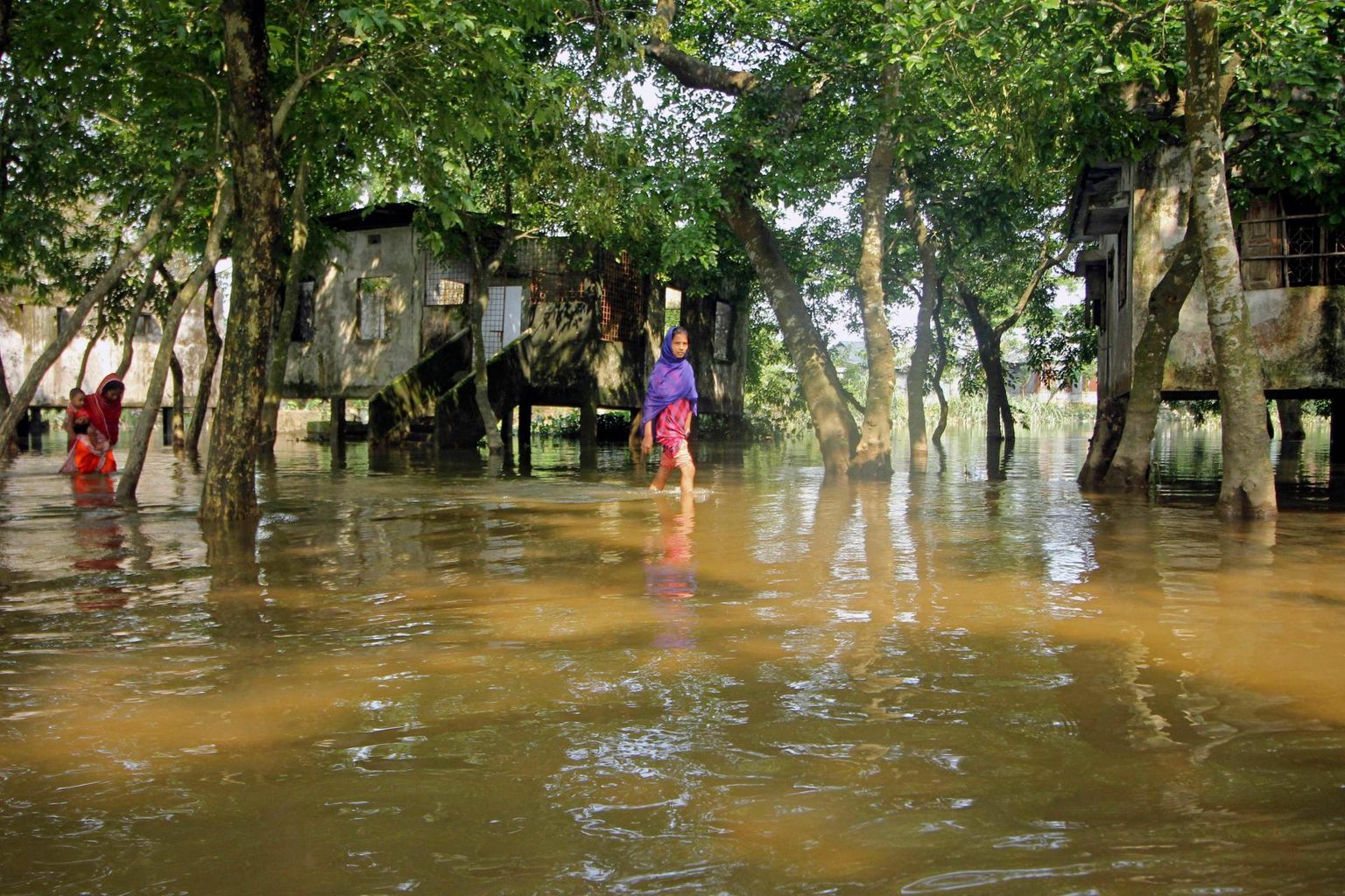 Inimesed kahlavad eile üleujutatud tänaval Bangladeshis Companiganjis. 