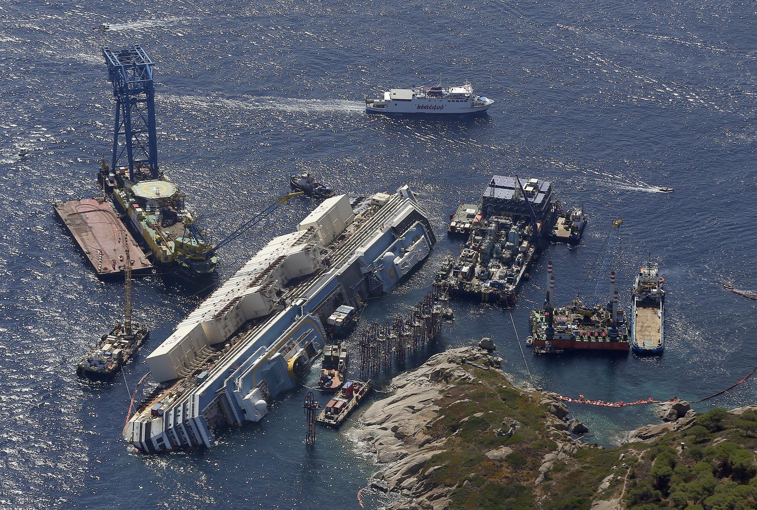 Kruiisilaev Costa Concordia sõitis 2012 Itaalia Giglio saare juures karile ja vajus kreeni