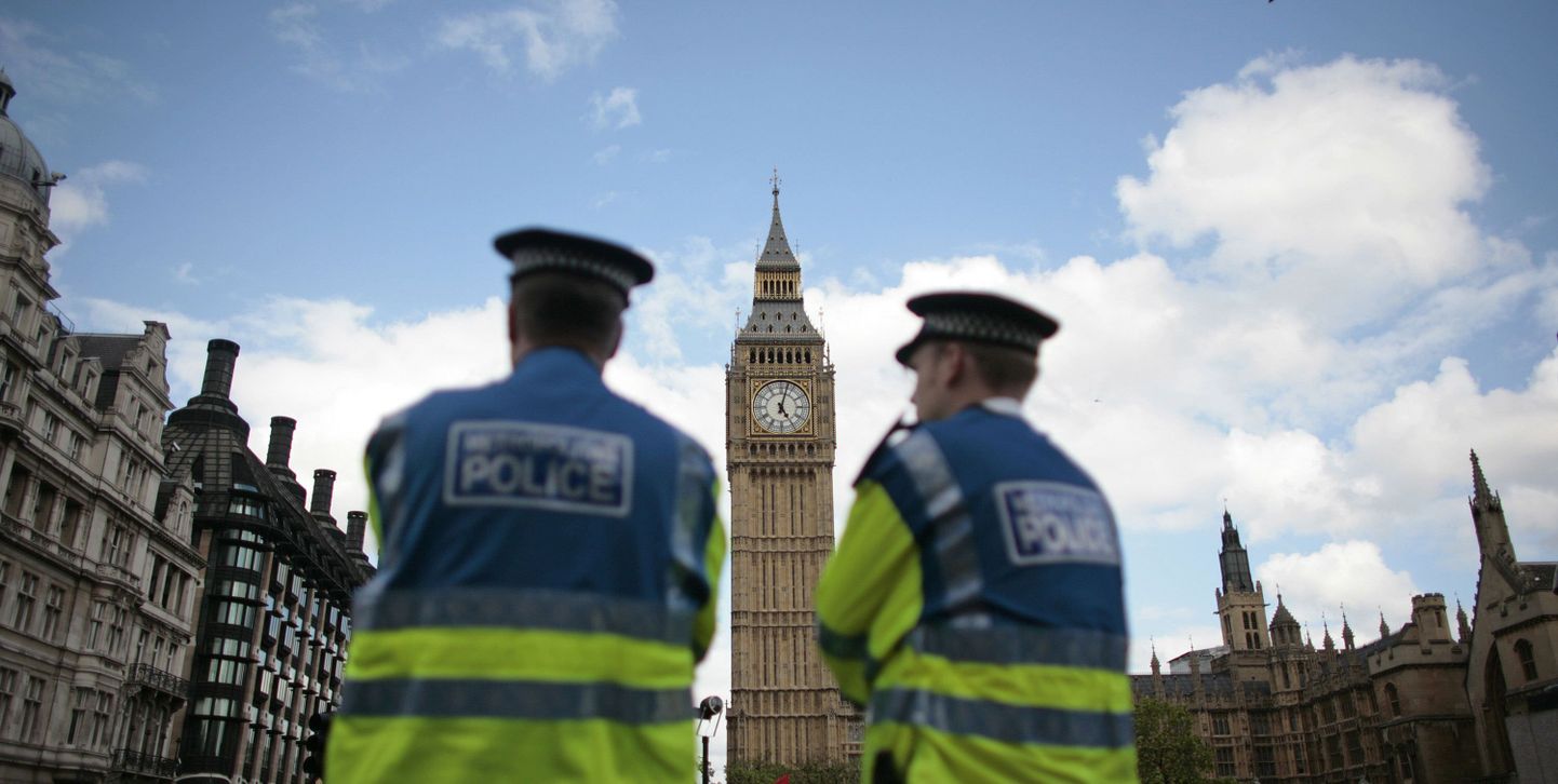 Briti politseinikud seisavad Londonis parlamendihoone ees