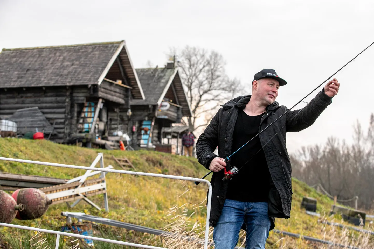 Kalapüük kalurikülas Fishing Village Pärnumaal Sauga jõe ääres, kalastab Jakob Kose