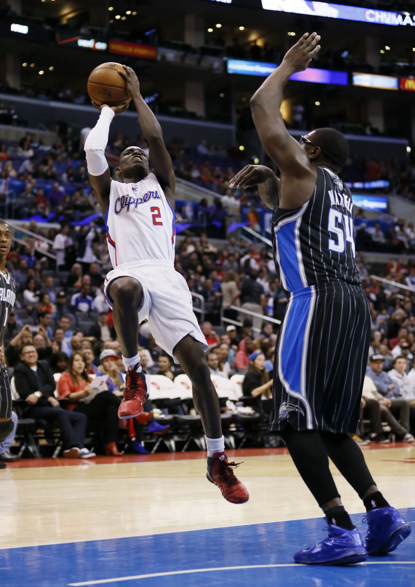 Darren Collison (vasakul) kohtumises Orlando Maguci vastu viskel.
